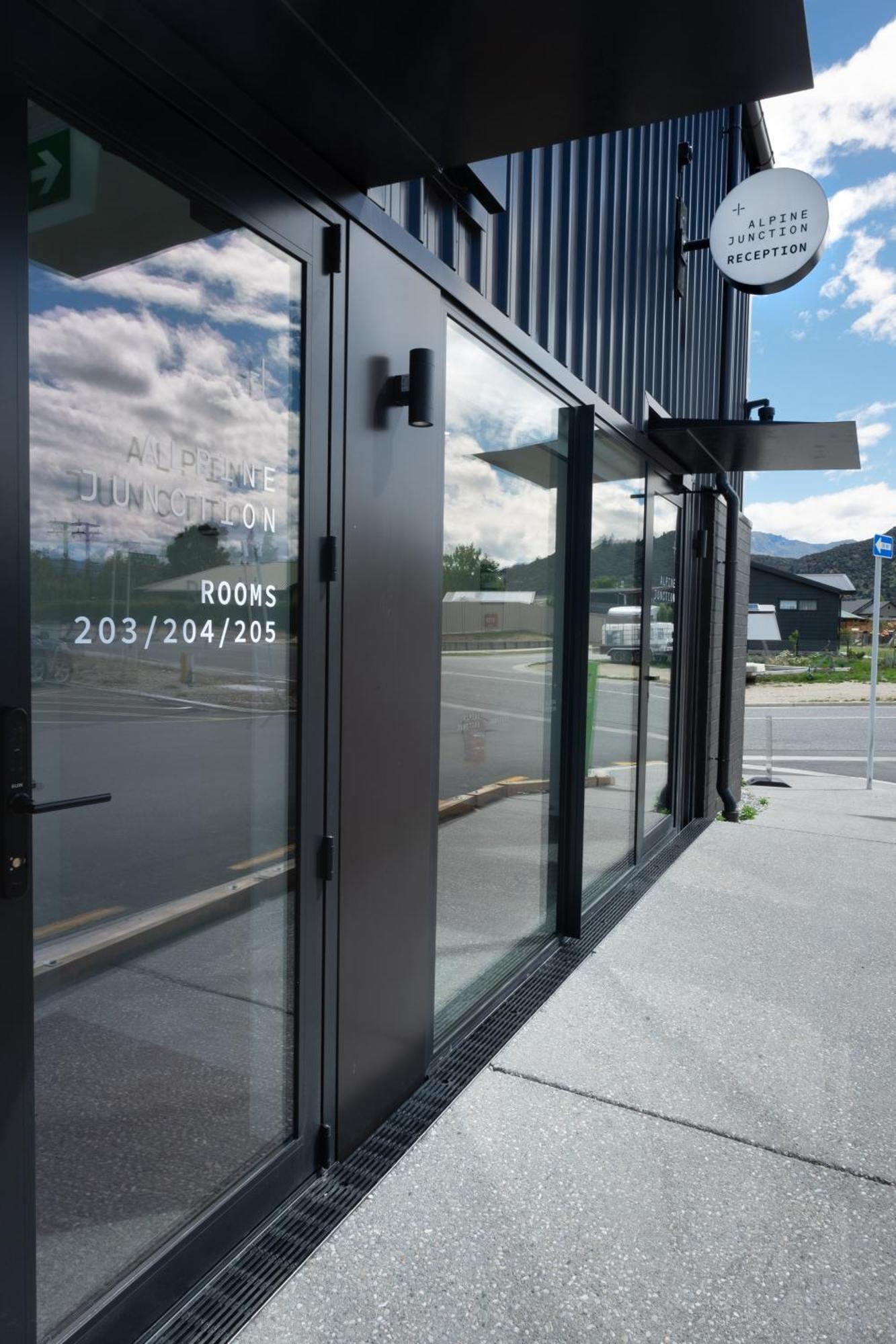 Alpine Junction Townhouse Apartments, Lodge & Hotel Wanaka Luaran gambar